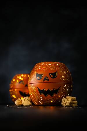Stylova plechova dyne marksandspencer, ktera po rozsviceni vytvori halloweenskou atmosferu. Uvnitr ukryva maslove susenky ve strasidelnych tvarech_idealni tip na dekoraci i sladke poteseni za 329 kc.jpg
